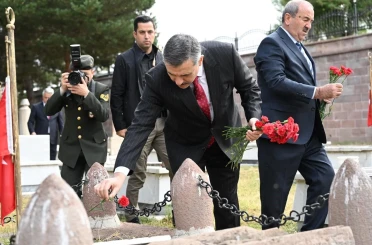 Vali Çiftçi, Karskapı ve Erzurum polis şehitliğini ziyaret etti 