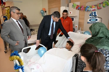 Vali Çiftçi sünnet olan çocuklara hastanede ziyaret etti 