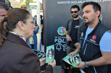 Vali çocuklarla çizgi film izledi, dijital bağımlılığa karşı uyardı 