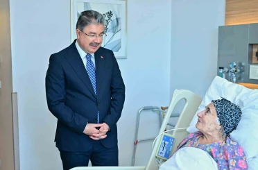 Vali Dr. Erdinç Yılmaz’dan şehit annesine hastanede ziyaret 