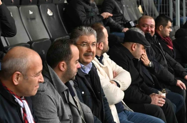 Vali Erdinç Yılmaz, Eskişehirspor’un Altay maçını tribünden takip etti 