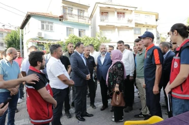 Vali Işın deprem sonrası Simav’da vatandaşlarla bir araya geldi 