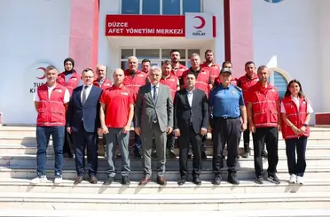 Vali Makas Kızılay afet merkezine inceledi
