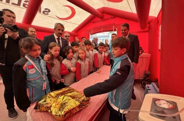 Vali öğrencilerle geleneksel oyunlar oynadı 