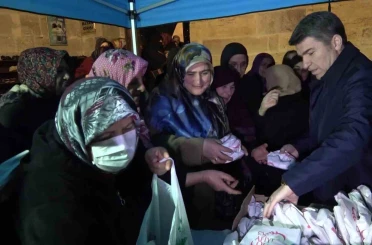 Vali Önder Bakan, cami bahçesinde ve kütüphanede vatandaşlara simit ile ayran dağıttı 