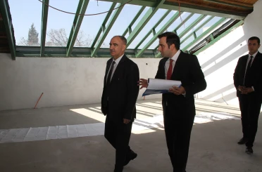 Vali Özkan Kula’da tarihi Zafer Okulu’nu gezdi 