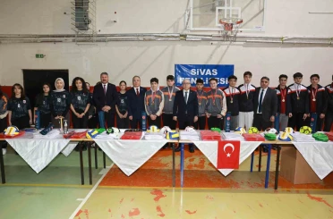 Vali Şimşek spor malzemesi dağıtımında öğrencilerle sahaya indi 