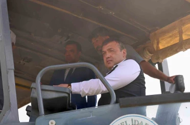 Vali Sözer araç başına geçti, köy yolarında BSK döktü 