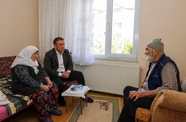 Vali Sözer, yaşlı çiftle bir araya geldi
