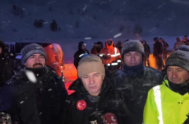 Vali Turan Ergün: "Çığ altındakileri bulmak için çalışmalar yarın sabah yeniden başlayacak" 