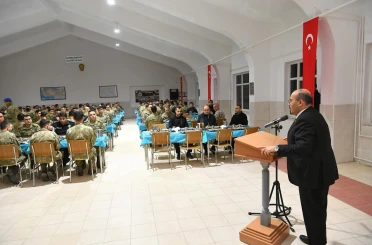 Vali Ustaoğlu Mehmetçikle iftarda buluştu 