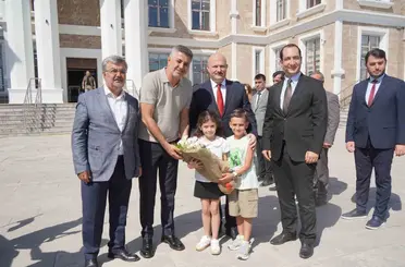 Vali ve milletvekili, çocuklarla ’o piti piti’ oynadı