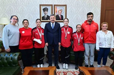 Vali Yılmaz, işitme engelli taekwondo sporcuları ile bir araya geldi 