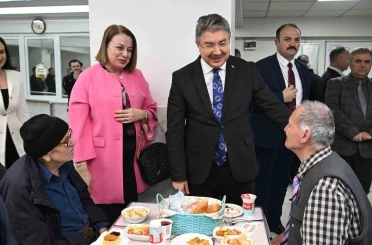 Vali Yılmaz ve eşi, huzurevi sakinleriyle iftar yaptı 