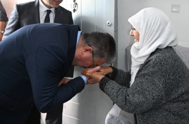 Vali Yılmaz’dan 84 yaşındaki Ayşe Ayti’ye bayram ziyareti 