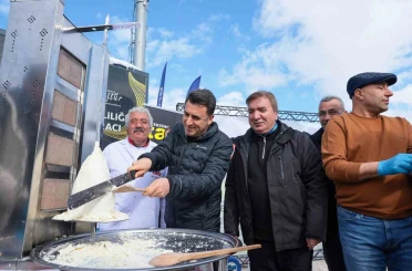 Valiler Ergan Dağı’nda et döner yerine tulum peyniri döneri kesti 