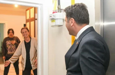 Valiyi sosyal medyadan davet etti, kapıda görünce büyük mutluluk yaşadı