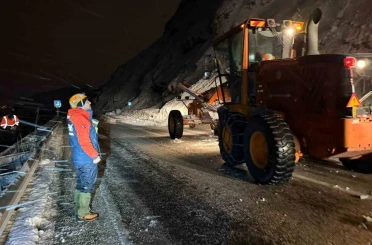 Van-Bitlis karayoluna çığ düştü 