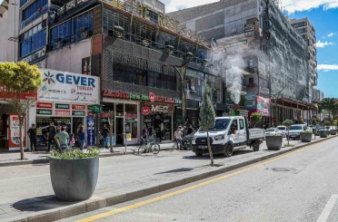 Van Büyükşehir Belediyesi caddelere gül suyu sıktı 