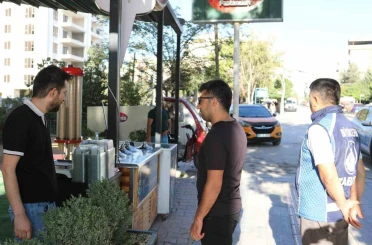 Van Büyükşehir Belediyesi kaldırım ve yollara bırakılan malzemeleri topladı 