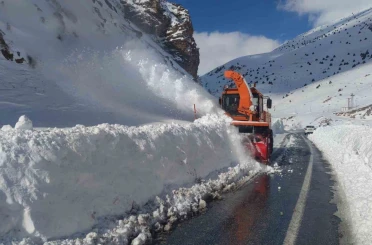 Van-Çatak yoluna düşen çığ temizleniyor 
