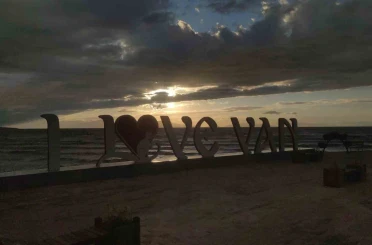 Van Gölü’nde dalgalar coştu 