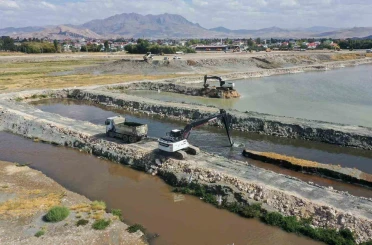 Van Gölü’nde dip çamuru temizliği devam ediyor 