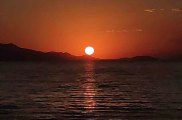 Van Gölü’nde gün batımı kartpostallık manzaralar oluşturdu 