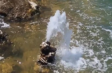 Van Gölü’nde şaşırtan görüntü: Mikrobiyalitten tatlı su fışkırdı 