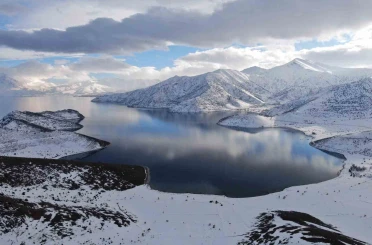 Van Gölü’nün masmavi suları karla buluştu 
