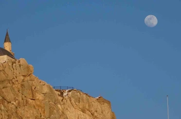 Van Kalesi’nde gökyüzü şöleni: Şişkin ay tarihle buluştu 