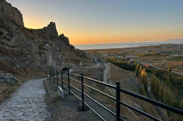 Van Kalesi’nin surlarına korkuluk yapıldı