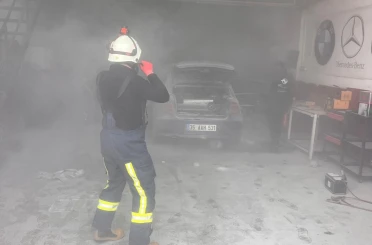 Van oto sanayisinde otomobil yangını 