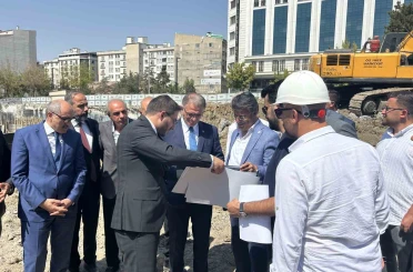 Van Valisi Balcı, Hazreti Ömer Camii inşaatını inceledi 