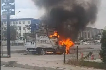 Van’da alev topuna dönen kamyonet kullanılamaz hale geldi
