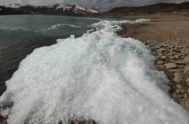 Van’da baraj gölünde donan dalgalar görsel şölen sundu 