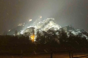 Van’da beklenen kar geldi: Kent merkezi beyaza büründü 