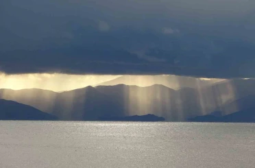 Van’da bulutların arasındaki ışık hüzmeleri mest etti 