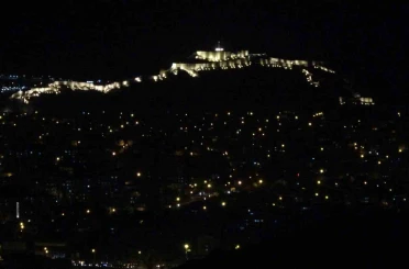 Van’da büyüleyici anlar: Güneşin batışıyla birlikte şehir merkezinde yanan ışıklar, ortaya eşsiz bir manzara çıkardı 