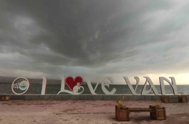 Van’da dolu ve sağanak etkili oldu: Van Gölü’nde dalgalar yükseldi 