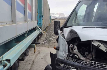 Van’da faciadan dönüldü: Tren ile okul servisi çarpıştı 