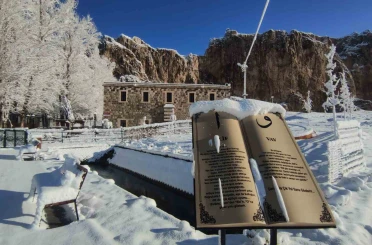 Van’da gece yağan kar kartpostallık manzaralar oluşturdu 