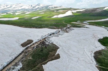 Van’da haziranda 3 metreyi bulan karda yol açma çalışması 