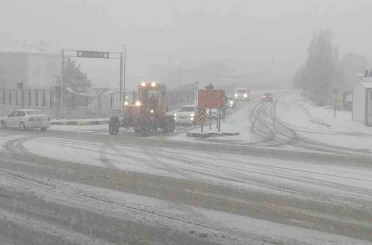 Van’da kar yağışı trafiği olumsuz etkiledi: Maddi hasarlı kazalar meydana geldi 