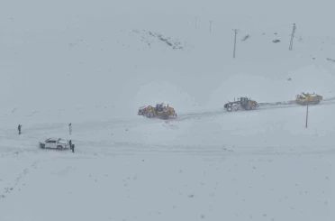 Van’da kardan dolayı kapanan 569 yolun 506’sı açıldı 