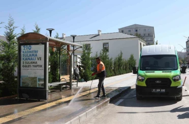 Van’da mobil temizlik ve yıkama aracıyla duraklar artık daha temiz 