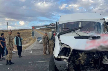 Van’da okul servisiyle tır çarpıştı: 15 yaralı 