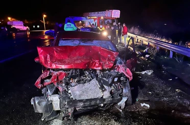 Van’da otomobil ile çekici kamyonet çarpıştı: 3 aralı 