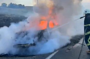 Van’da seyir halindeki otomobil alev alev yandı 