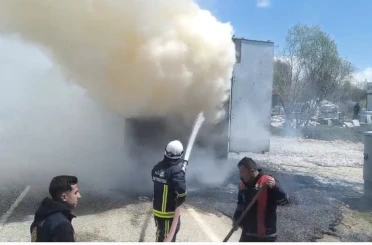 Van’da seyir halindeki tırın dorsesi yandı 